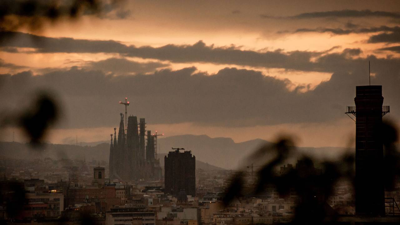 Blick auf die Sagrada Familia in der Morgendämmerung, hier im August 2023 in Barcelona.