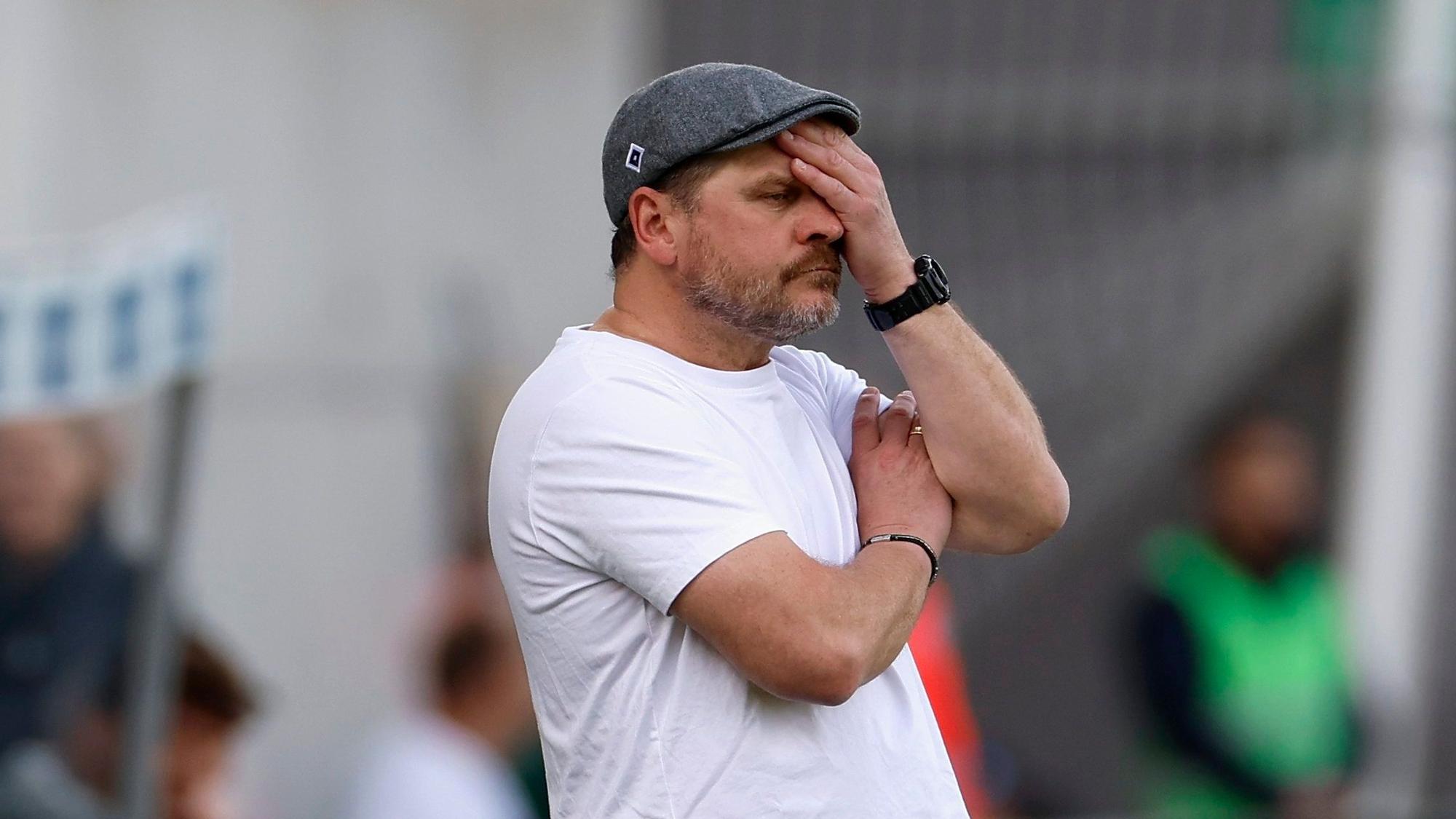 Steffen Baumgart schlägt frustriert die Hand vors Gesicht.