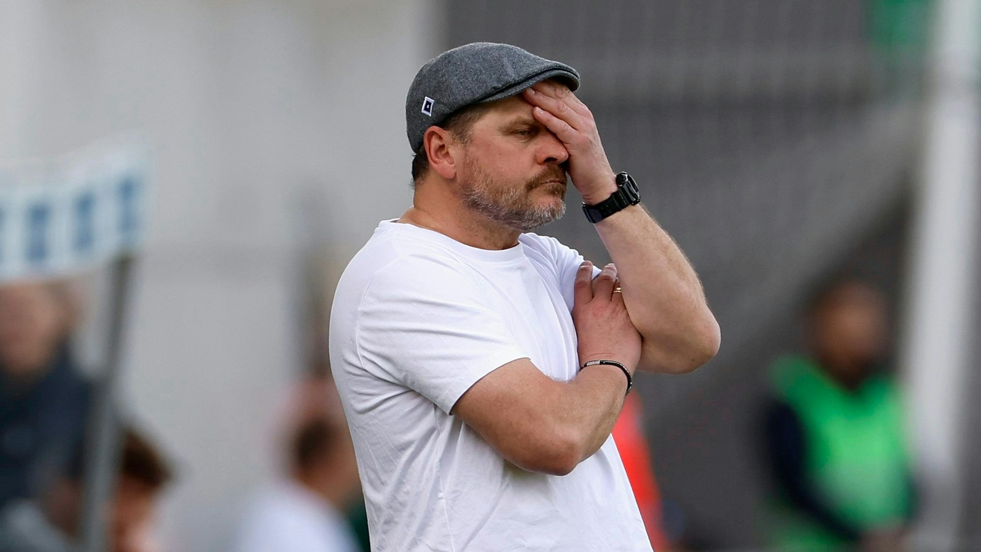 Steffen Baumgart schlägt frustriert die Hand vors Gesicht.