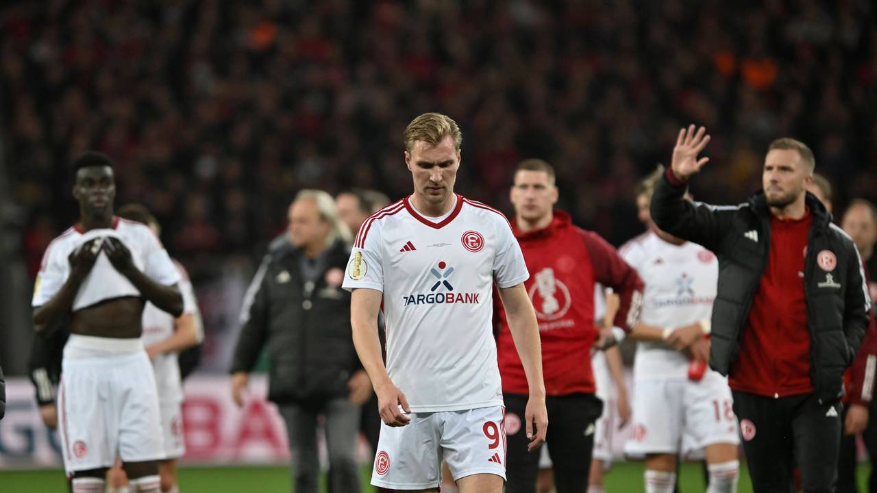 Die Spieler von Fortuna Düsseldorf laufen nach dem Pokal-Spiel in Leverkusen enttäuscht über den Platz.