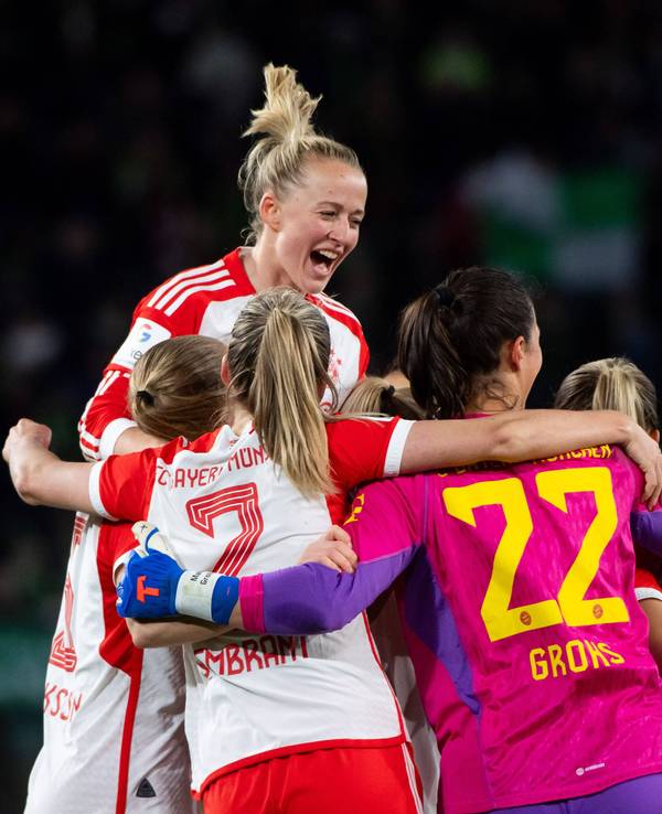 Lea Schüller jubelt mit ihren Teamkolleginnen über den Bundesliga-Sieg des FC Bayern beim VfL Wolfsburg.