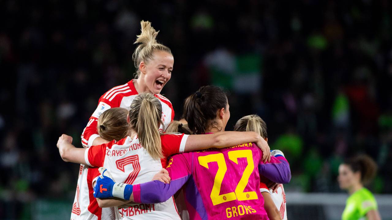 Lea Schüller jubelt mit ihren Teamkolleginnen über den Bundesliga-Sieg des FC Bayern beim VfL Wolfsburg.