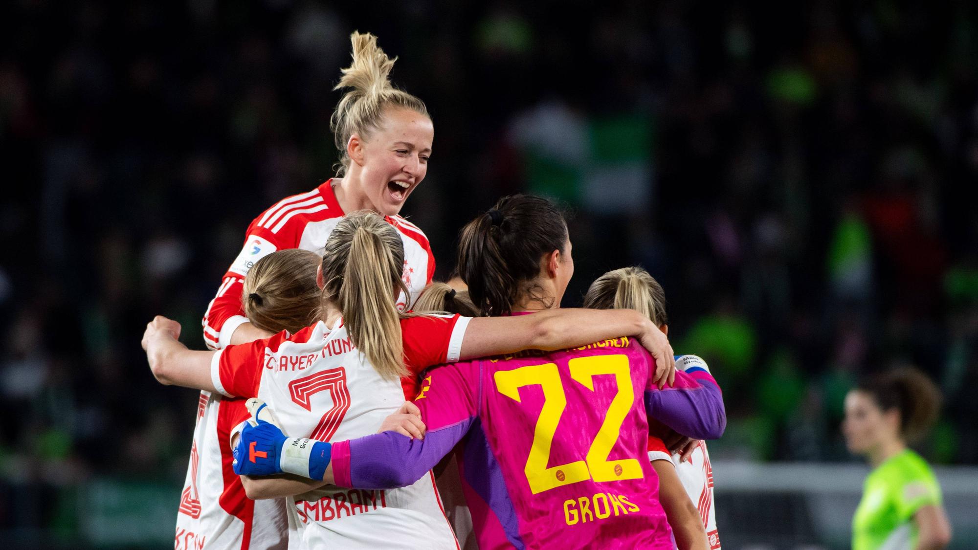 Lea Schüller jubelt mit ihren Teamkolleginnen über den Bundesliga-Sieg des FC Bayern beim VfL Wolfsburg.