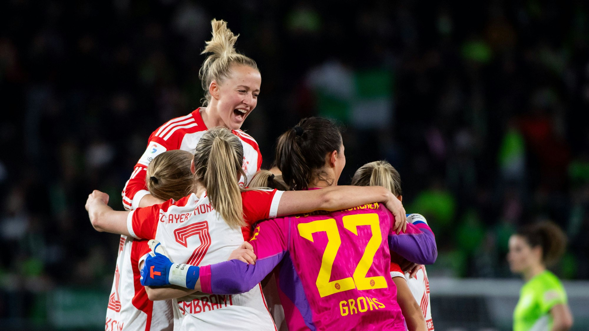Lea Schüller jubelt mit ihren Teamkolleginnen über den Bundesliga-Sieg des FC Bayern beim VfL Wolfsburg.