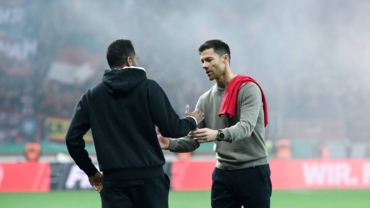 Bayer Leverkusens Trainer Xabi Alonso klatscht nach dem Halbfinalspiel gegen Fortuna Düsseldorf mit seinem Kollegen Daniel Thioune ab.