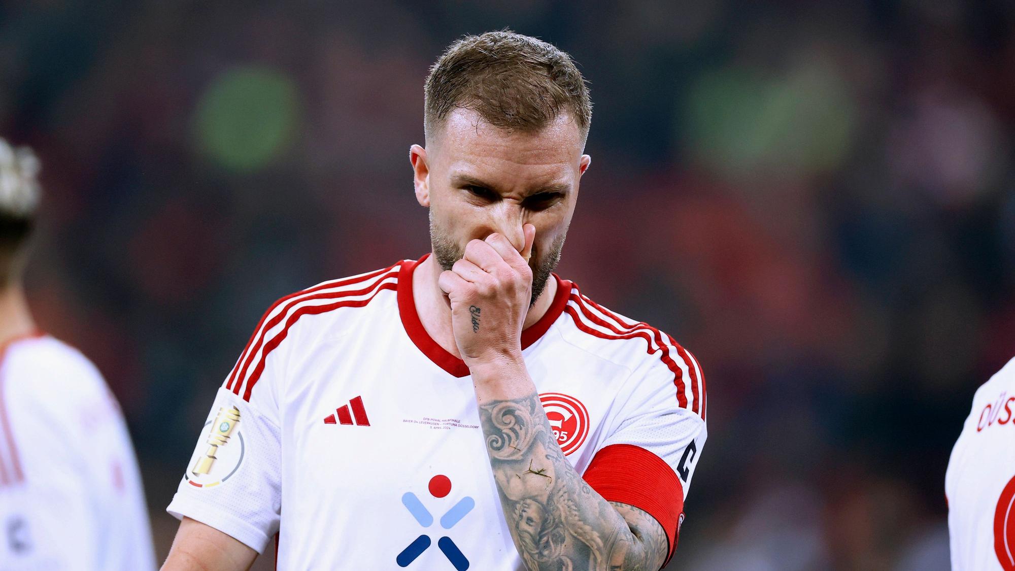 Fortuna Düsseldorfs Kapitän Andre Hoffmann greift sich im Pokal-Spiel in Leverkusen an die Nase.