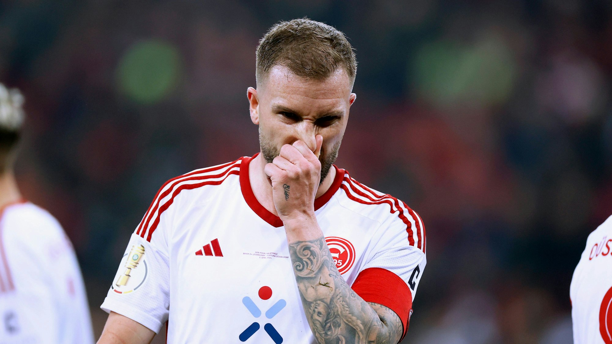 Fortuna Düsseldorfs Kapitän Andre Hoffmann greift sich im Pokal-Spiel in Leverkusen an die Nase.
