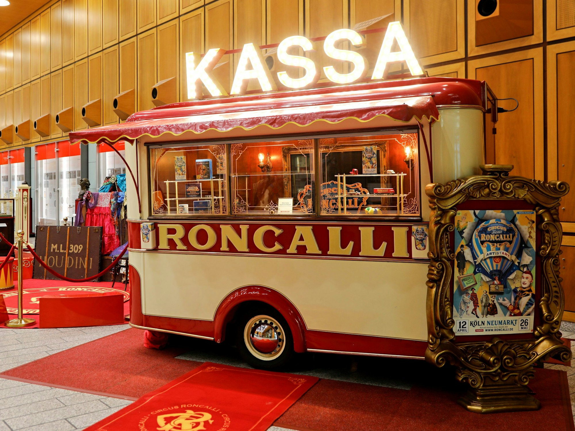 Ein Kirmeswagen steht in einer Bankfiliale.