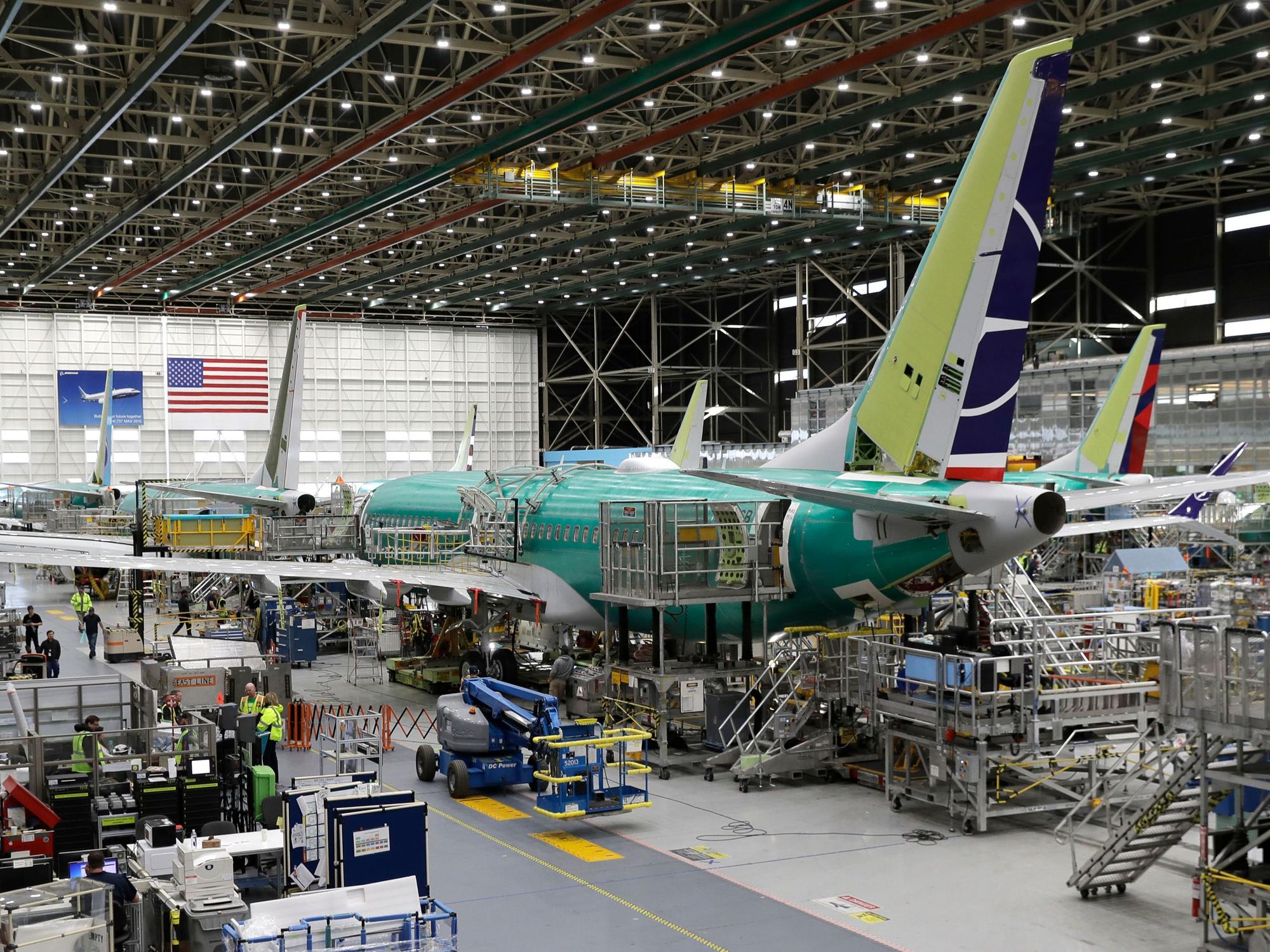 Mitarbeitende arbeiten am Bau einer Boeing 737 Max 8 während einer Pressetour im Boeing-Werk Renton im US-Staat Washington. Das Foto wurde im Jahr 2019 aufgenommen.