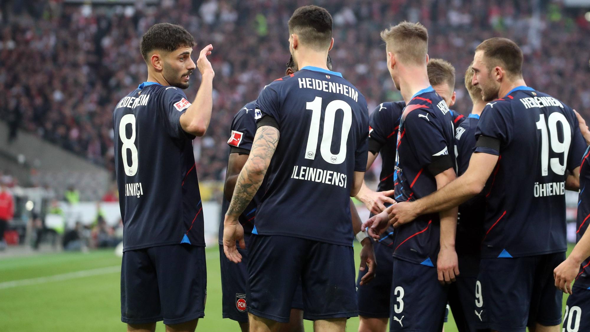 Eren Dinkci jubelt mit seinen Heidenheimer Teamkollegen