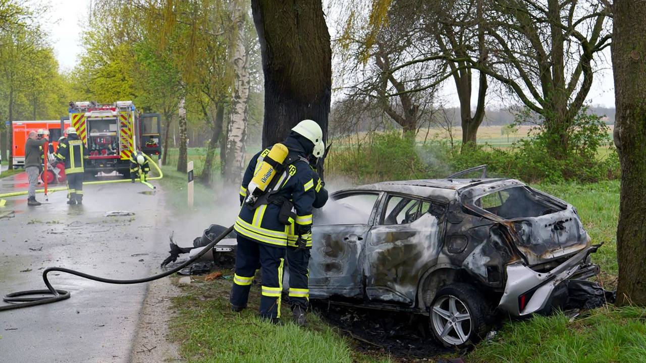 Ein ausgebranntes Auto steht an einem Baum im Straßengraben. Bei einem Unfall südwestlich von Paderborn ist am 4. April 2024 ein Ehepaar ums Leben gekommen.