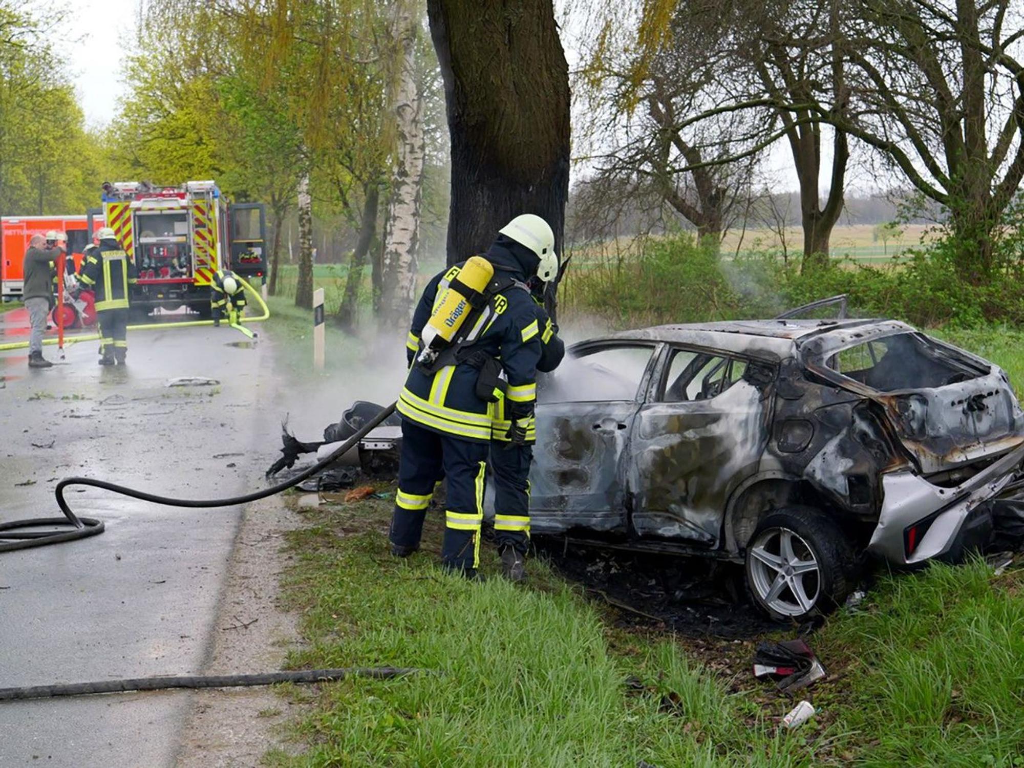 Ein ausgebranntes Auto steht an einem Baum im Straßengraben. Bei einem Unfall südwestlich von Paderborn ist am 4. April 2024 ein Ehepaar ums Leben gekommen.