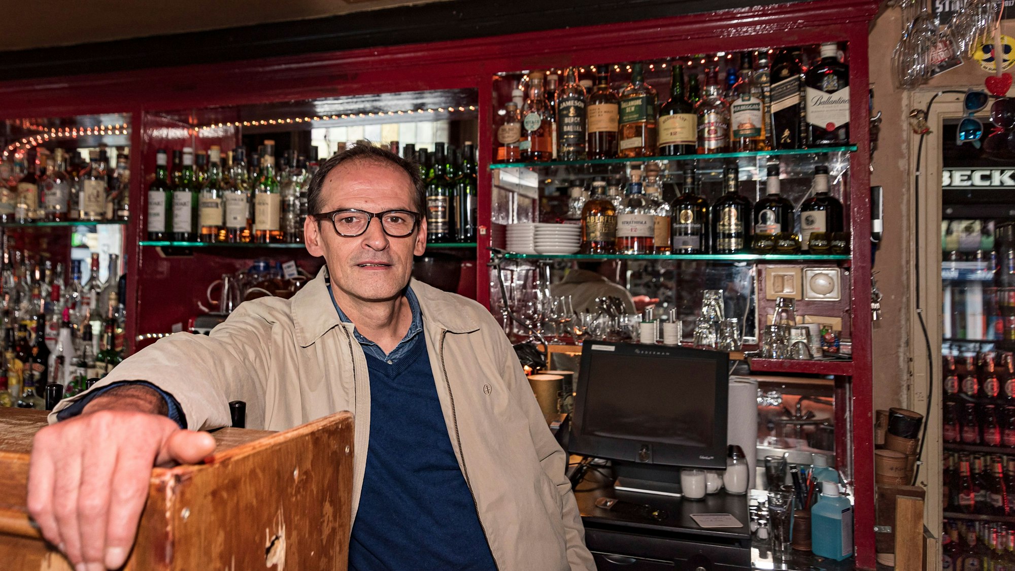 Stephan Freund steht in seiner Kneipe „Stiefel“ auf der Zülpicher Straße.