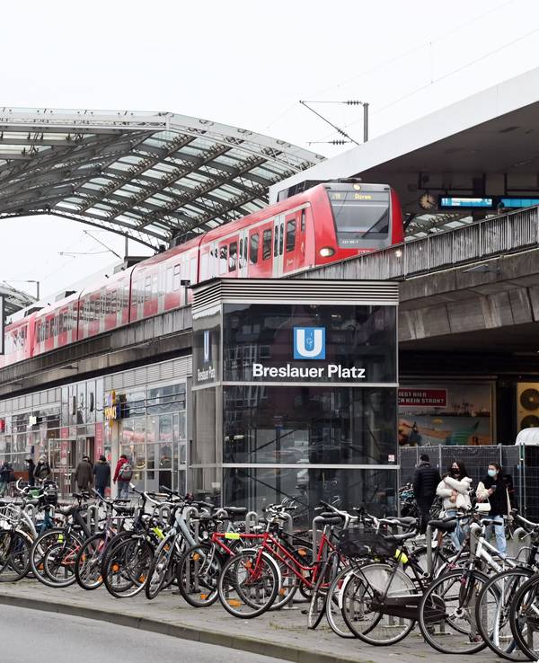 Blick vom Breslauer Platz auf den Kölner Hauptbahnhof. Im Hintergrund fährt gerade eine S-Bahn ab.