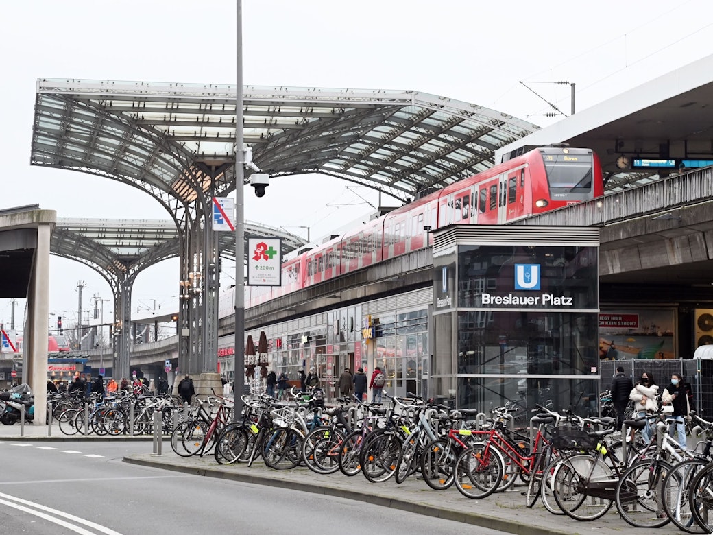 Blick vom Breslauer Platz auf den Kölner Hauptbahnhof. Im Hintergrund fährt gerade eine S-Bahn ab.