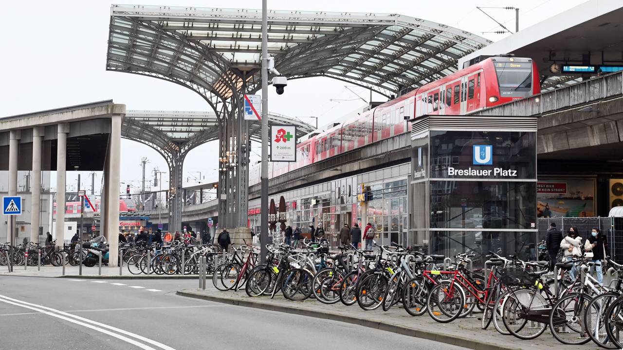 Blick vom Breslauer Platz auf den Kölner Hauptbahnhof. Im Hintergrund fährt gerade eine S-Bahn ab.