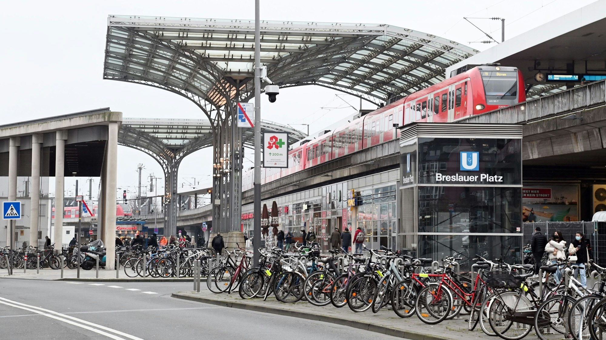 Blick vom Breslauer Platz auf den Kölner Hauptbahnhof. Im Hintergrund fährt gerade eine S-Bahn ab.