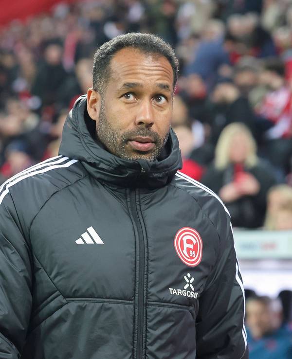 Fortuna Düsseldorfs Trainer Daniel Thioune steht beim Pokal-Spiel in Leverkusen im Stadion.