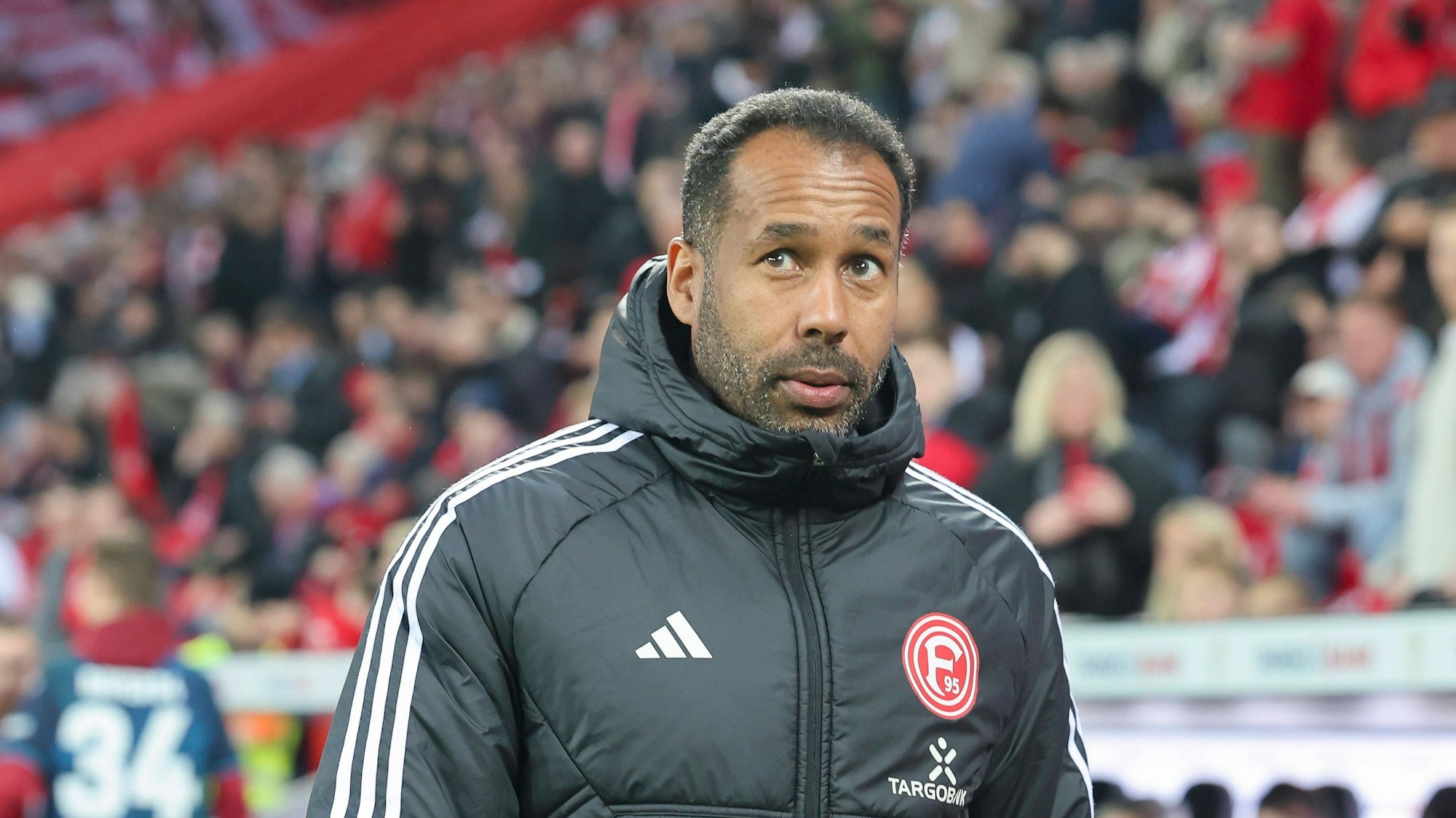 Fortuna Düsseldorfs Trainer Daniel Thioune steht beim Pokal-Spiel in Leverkusen im Stadion.