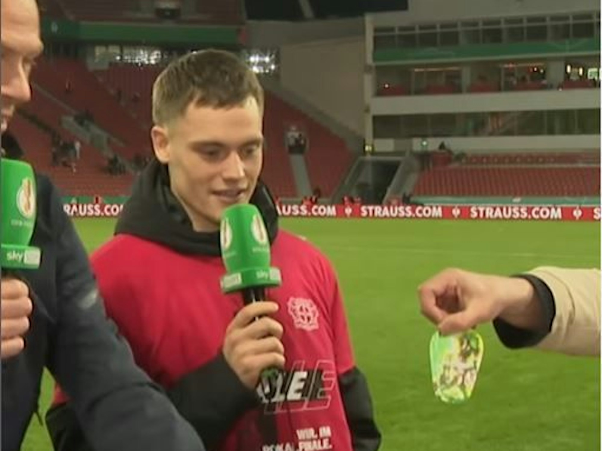 Florian Wirtz wird im Sky-Interview mit seinem winzigen Schienbeinschoner konfrontiert.