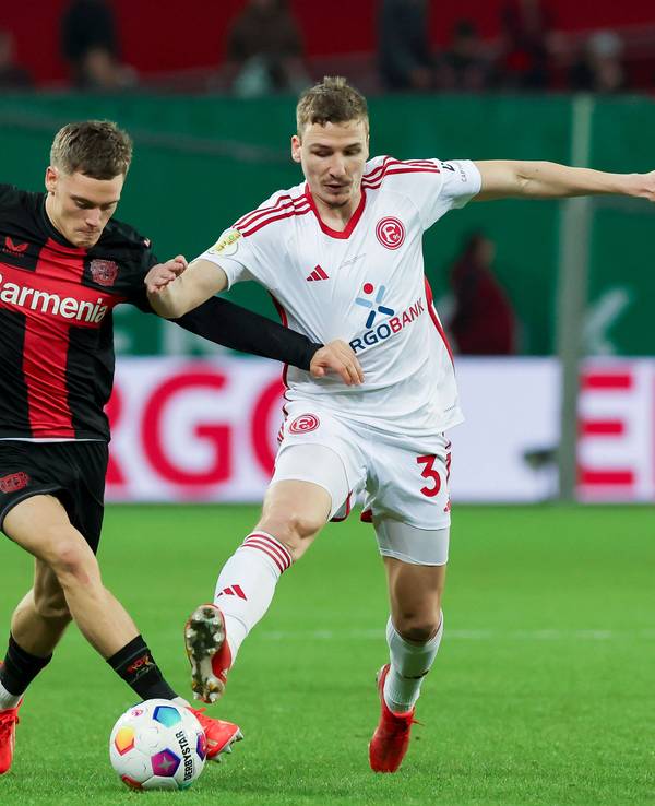 Fortuna Düsseldorfs Marcel Sobottka und Bayer Leverkusens Florian Wirtz kämpfen um den Ball.