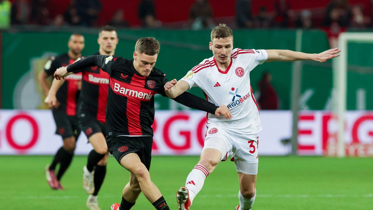 Fortuna Düsseldorfs Marcel Sobottka und Bayer Leverkusens Florian Wirtz kämpfen um den Ball.