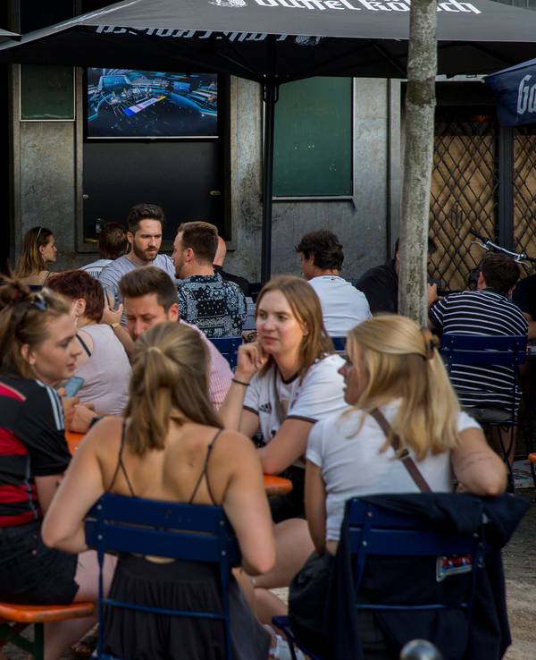 Fans beim Public Viewing in einer Kölner Kneipe.