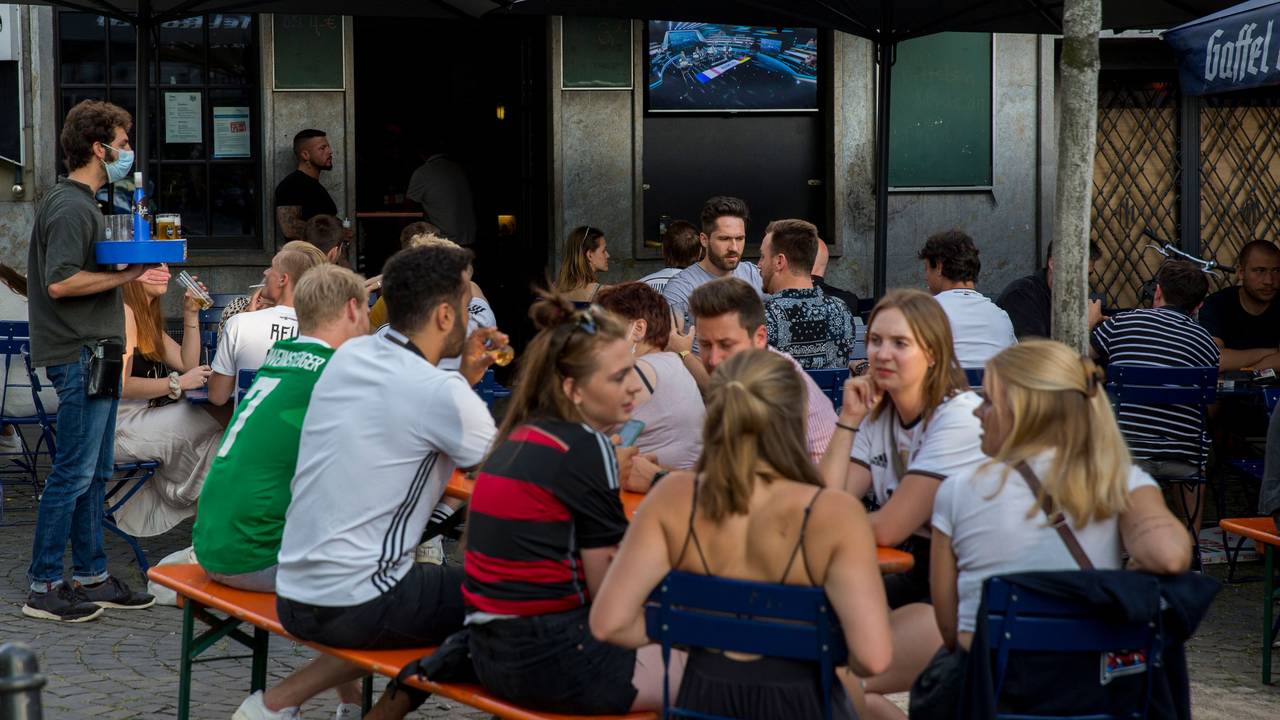 Fans beim Public Viewing in einer Kölner Kneipe.