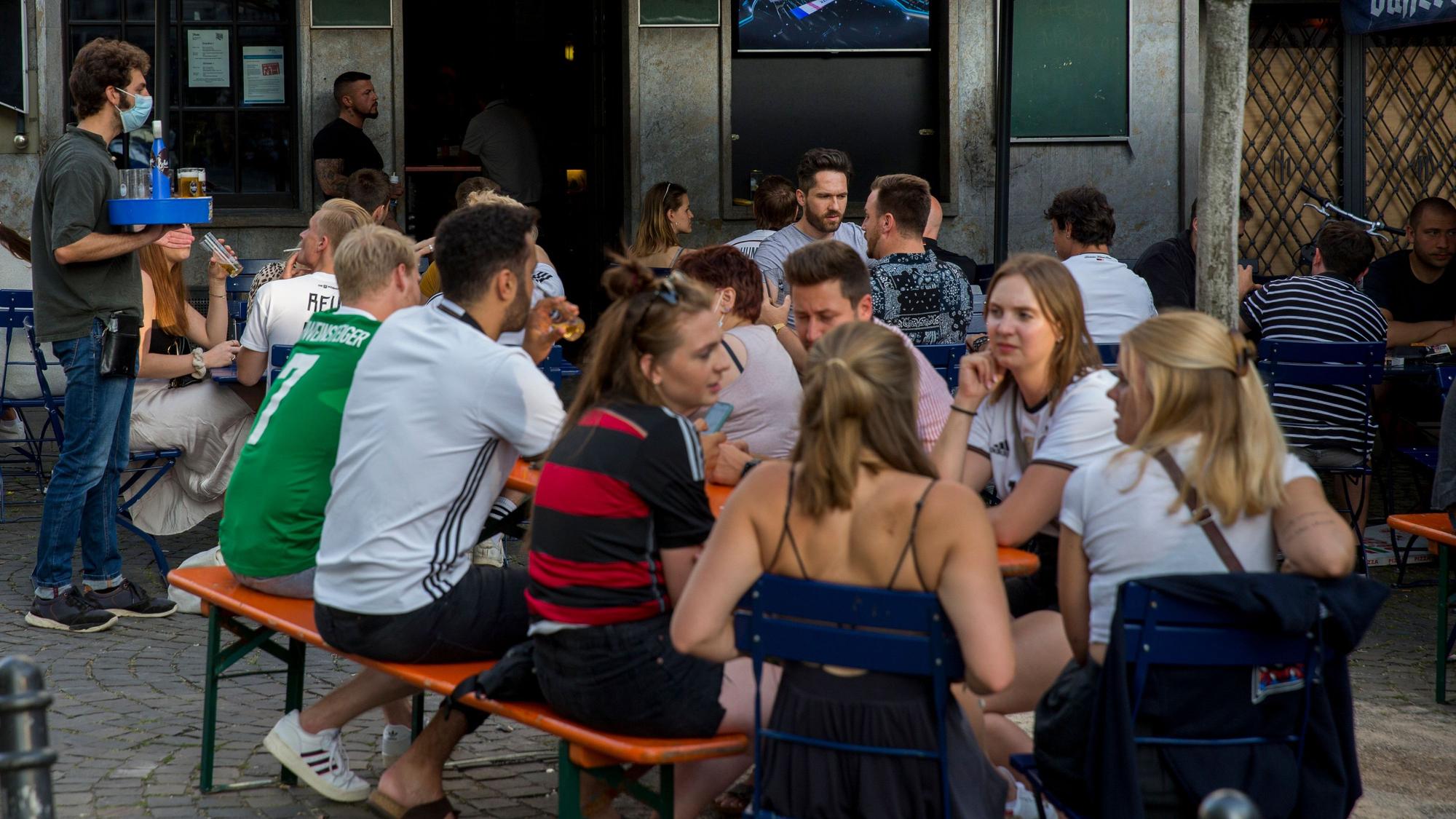 Fans beim Public Viewing in einer Kölner Kneipe.