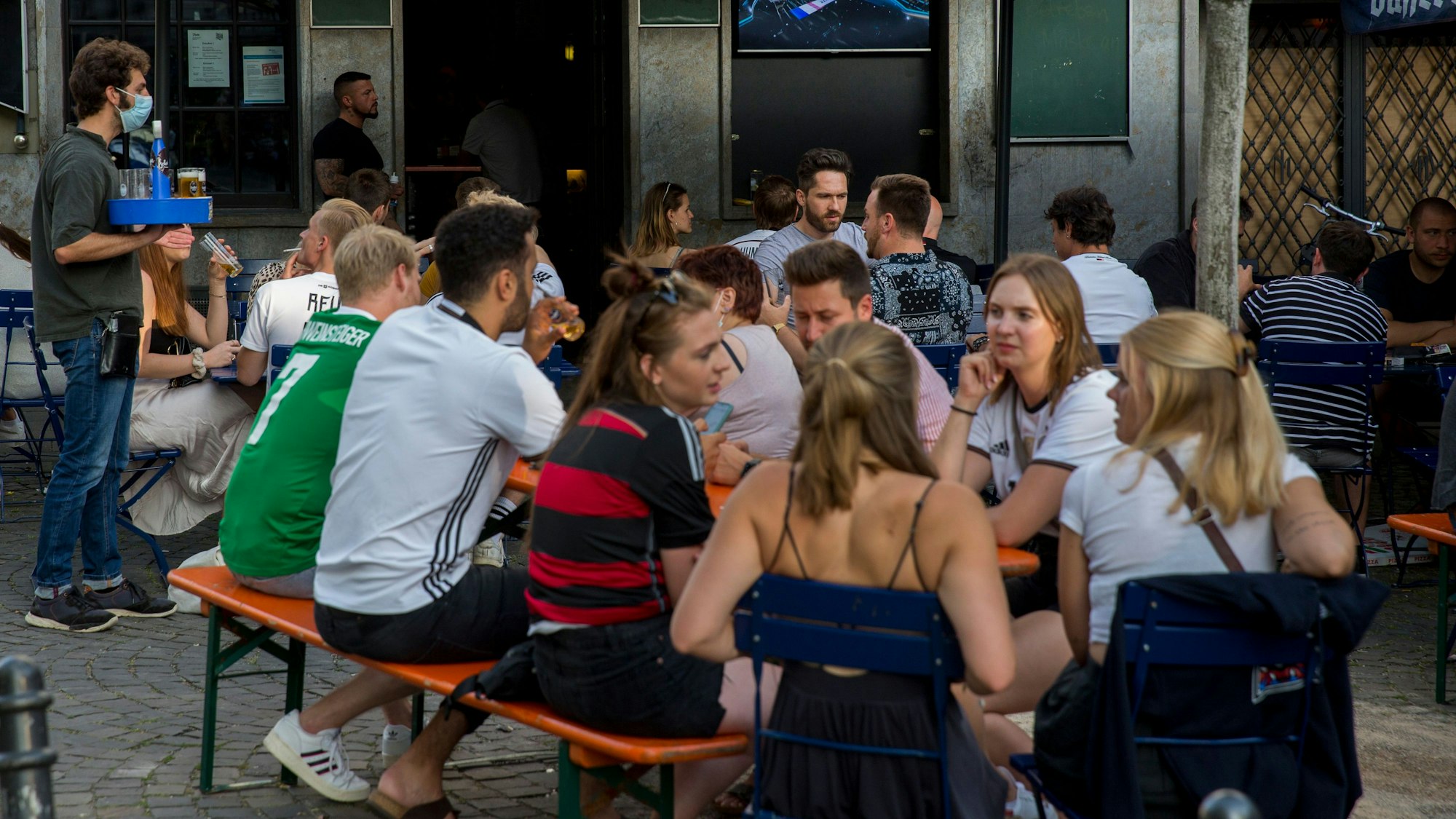 Fans beim Public Viewing in einer Kölner Kneipe.