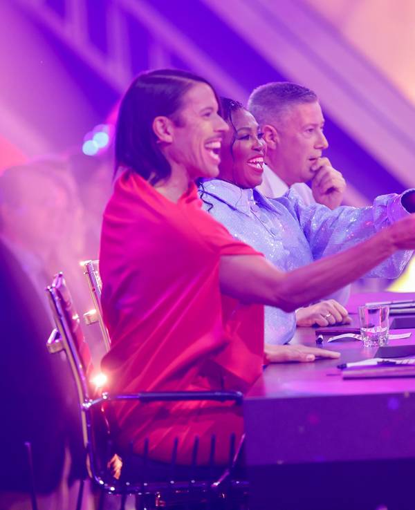 05.04.2024, Nordrhein-Westfalen, Köln: Jorge Gonzalez (l-r), Motsi Mabuse und Joachim Llambi, Jurymitglieder, sitzen in der RTL-Tanzshow «Let's Dance» im Coloneum. Foto: Thomas Banneyer/dpa +++ dpa-Bildfunk +++