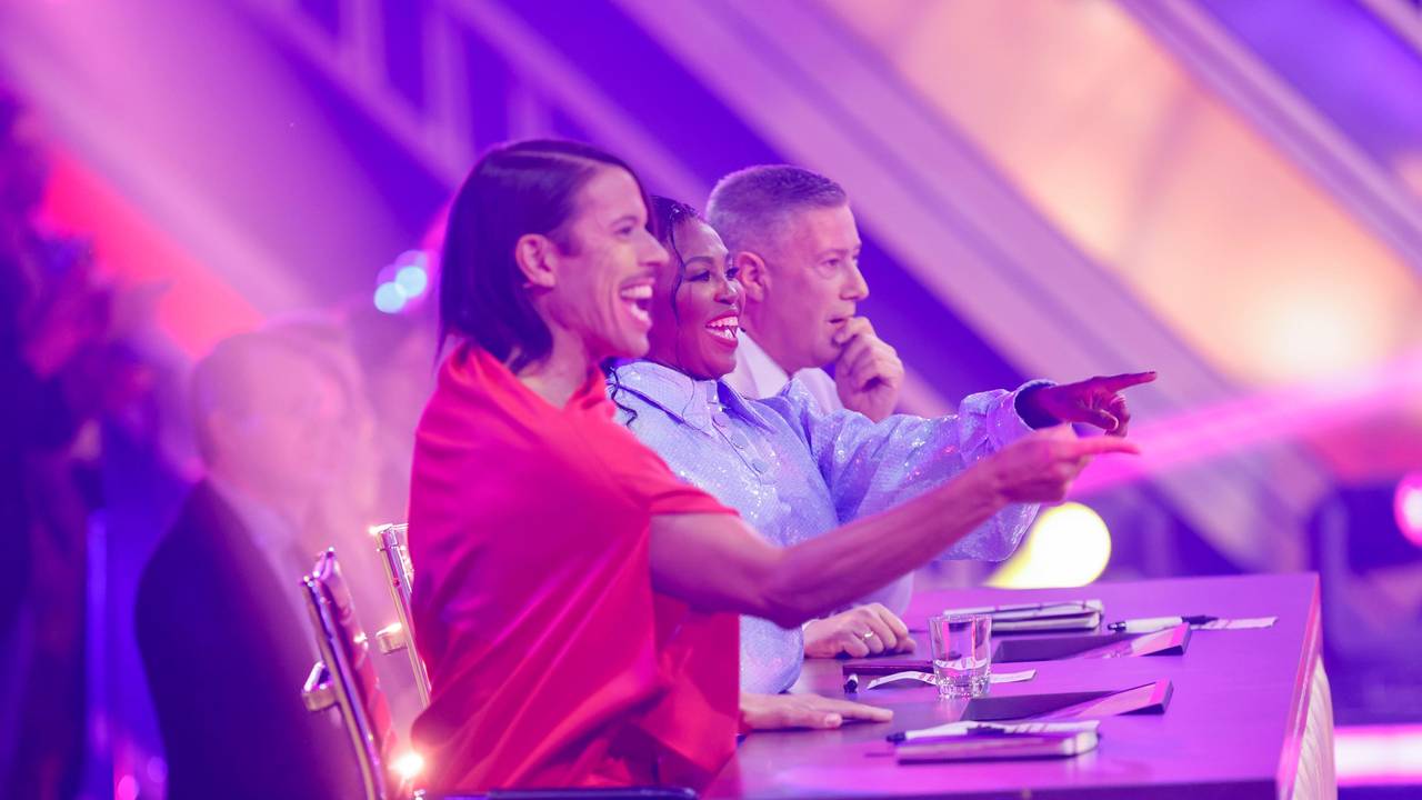 05.04.2024, Nordrhein-Westfalen, Köln: Jorge Gonzalez (l-r), Motsi Mabuse und Joachim Llambi, Jurymitglieder, sitzen in der RTL-Tanzshow «Let's Dance» im Coloneum. Foto: Thomas Banneyer/dpa +++ dpa-Bildfunk +++