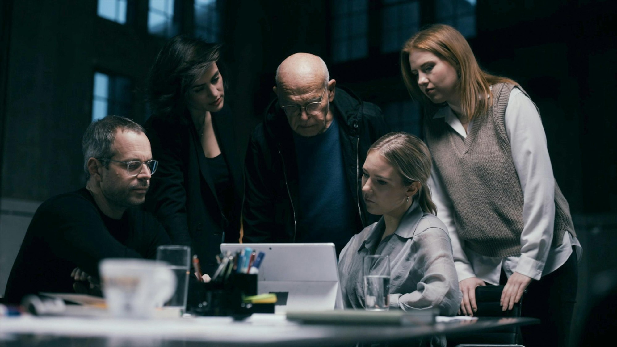 Team Wallraff bei einem Meeting während der Dreharbeiten.