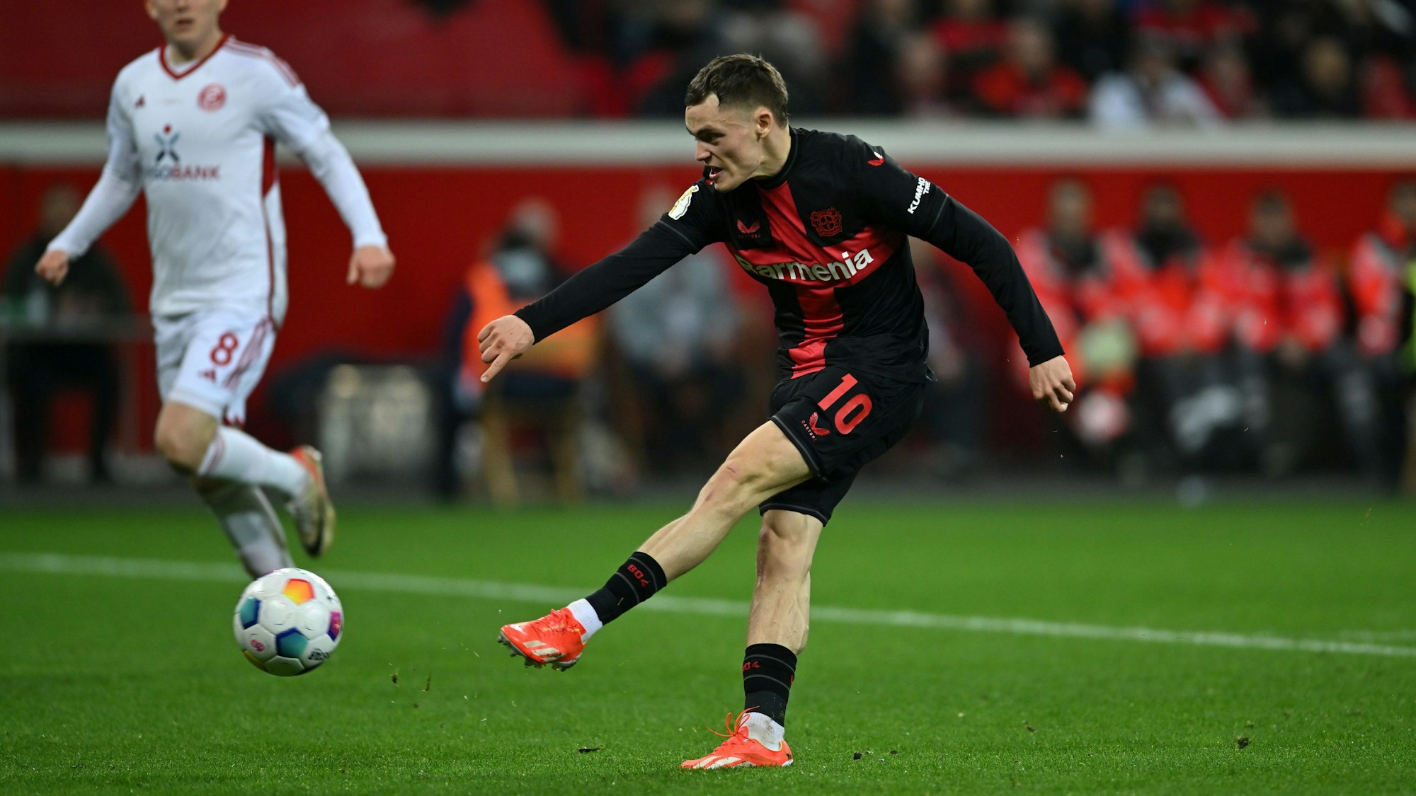 Florian Wirtz bei einem Schuss im Pokal-Halbfinale gegen Fortuna Düsseldorf.