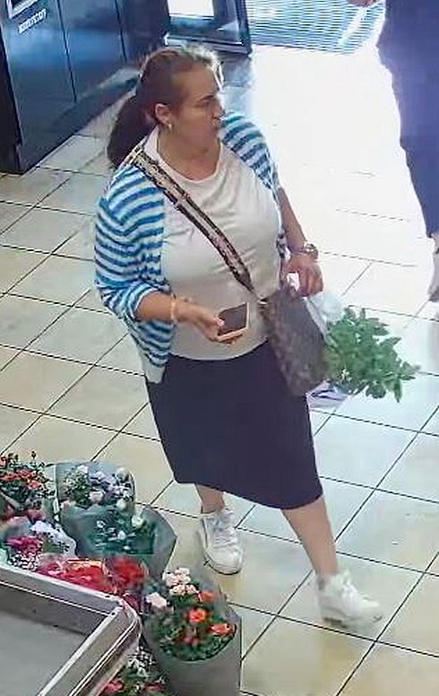 Das Foto einer Überwachungskamera zeigt eine Frau