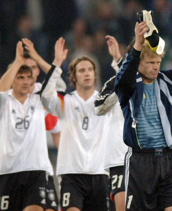 Die deutschen Nationalspieler um Oliver Kahn verabschieden sich nach einem Länderspiel von den Fans.