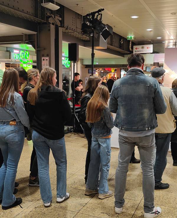 Fans lassen sich mit dem EM-Pokal fotografieren.