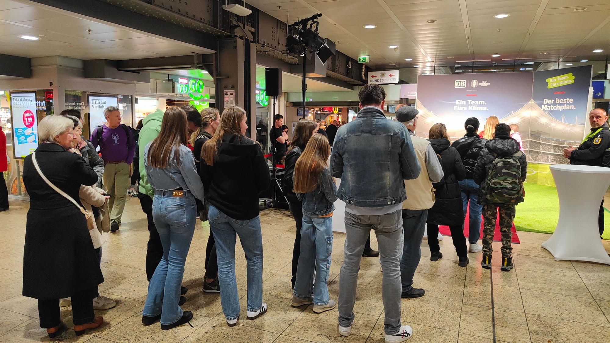 Fans lassen sich mit dem EM-Pokal fotografieren.