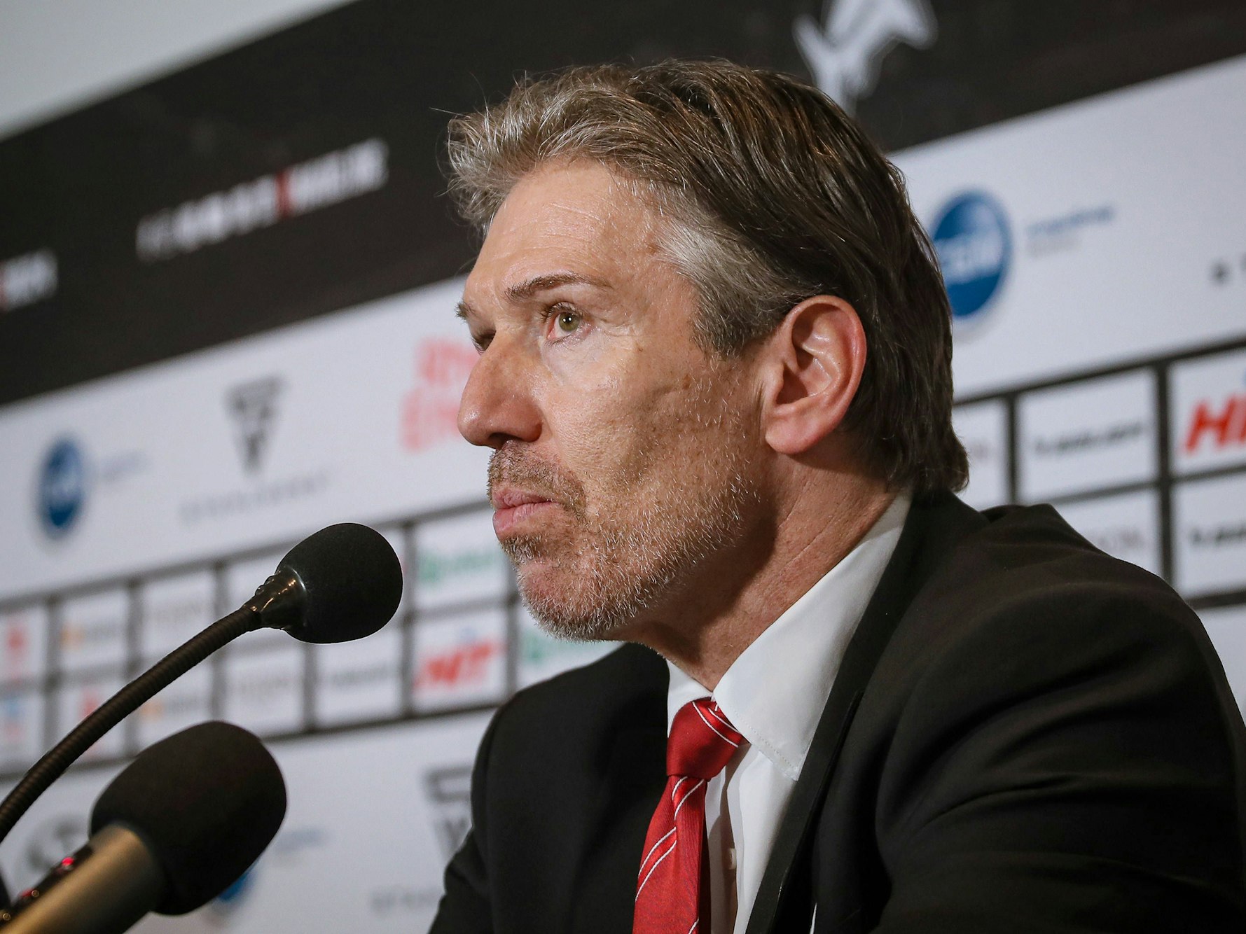 Ex-Trainer der Kölner Haie bei einer Pressekonferenz.