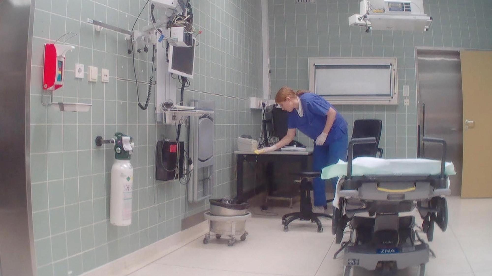 Eine RTL-Reporterin putzt in einem Behandlungsraum in einem Kölner Krankenhaus.