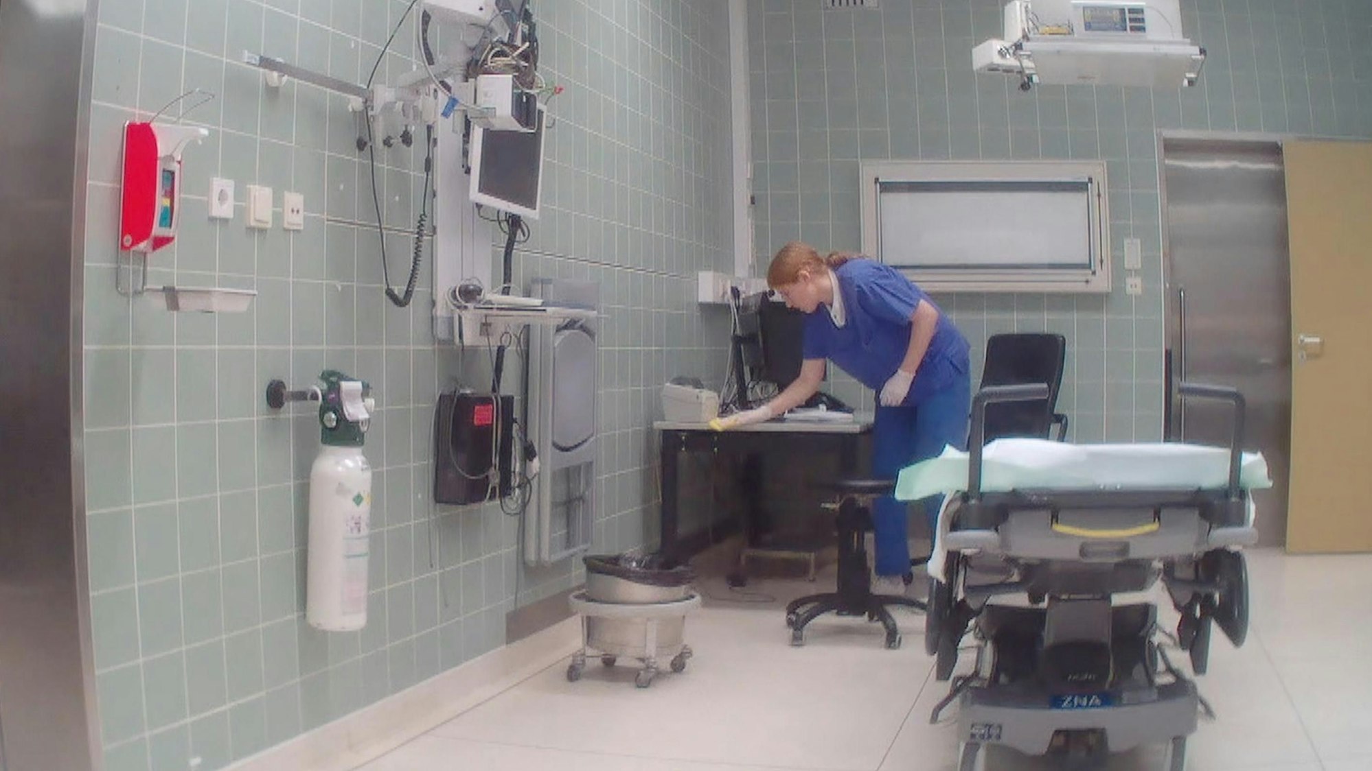 Eine RTL-Reporterin putzt in einem Behandlungsraum in einem Kölner Krankenhaus.