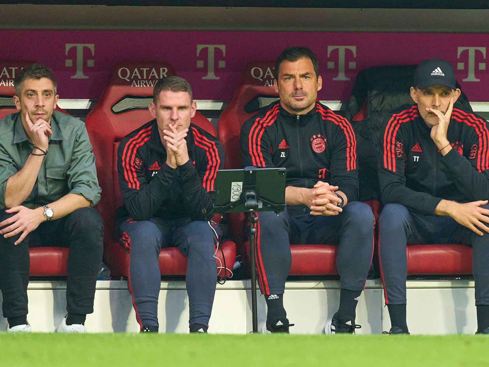 Die Bayern-Bank mit Marco Neppe, Zsolt Löw, Arno Michels und Trainer Thomas Tuchel