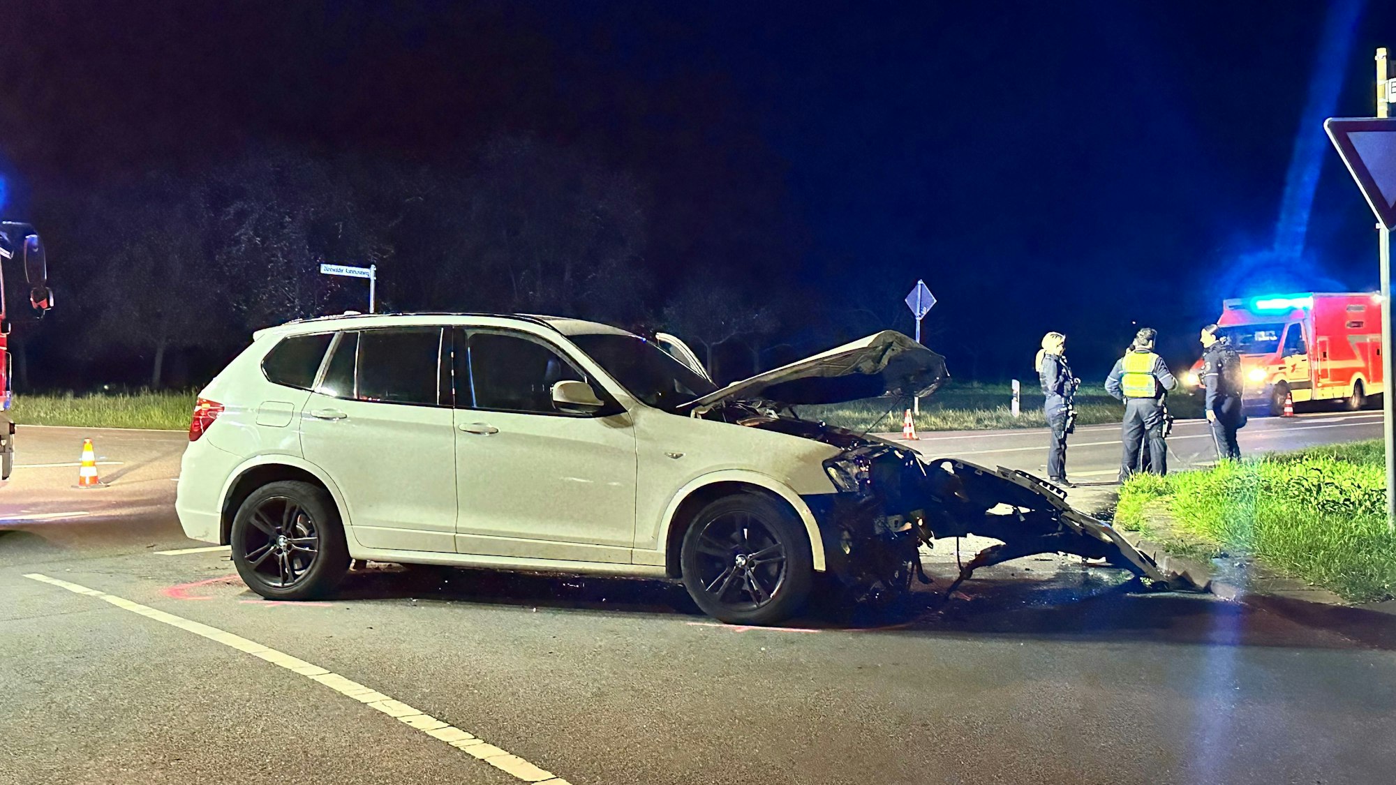 Im Dünnwalder Kommunalweg hat es am Freitagabend gekracht, dieser BMW war beteiligt.