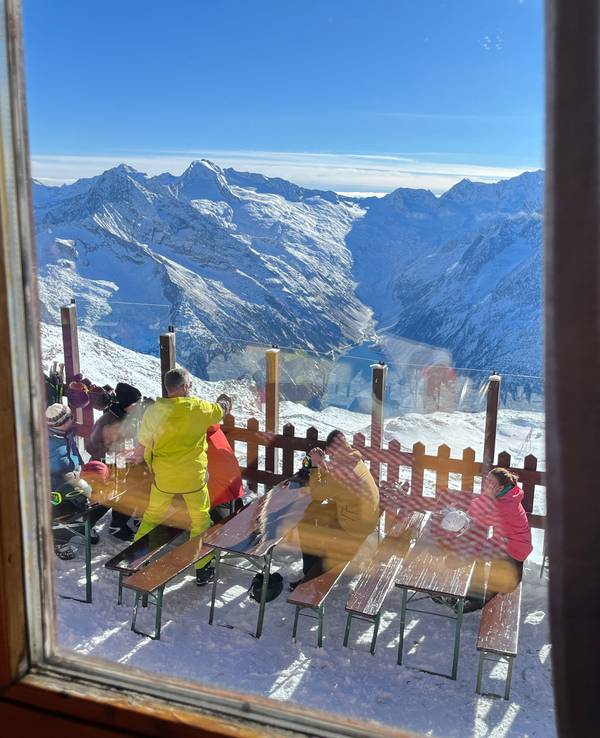 Menschen sitzen im Freisitz der Gletscherhütte im Skigebiet Hintertuxer Gletscher: Fachleute haben herausgefunden, dass es in Österreich in rund 40 Jahren keine Gletscher mehr gibt.