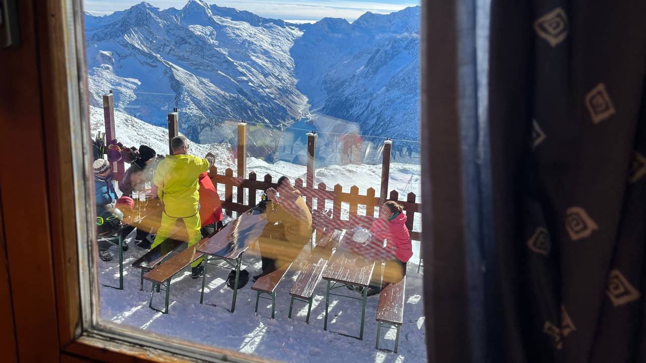 Menschen sitzen im Freisitz der Gletscherhütte im Skigebiet Hintertuxer Gletscher: Fachleute haben herausgefunden, dass es in Österreich in rund 40 Jahren keine Gletscher mehr gibt.
