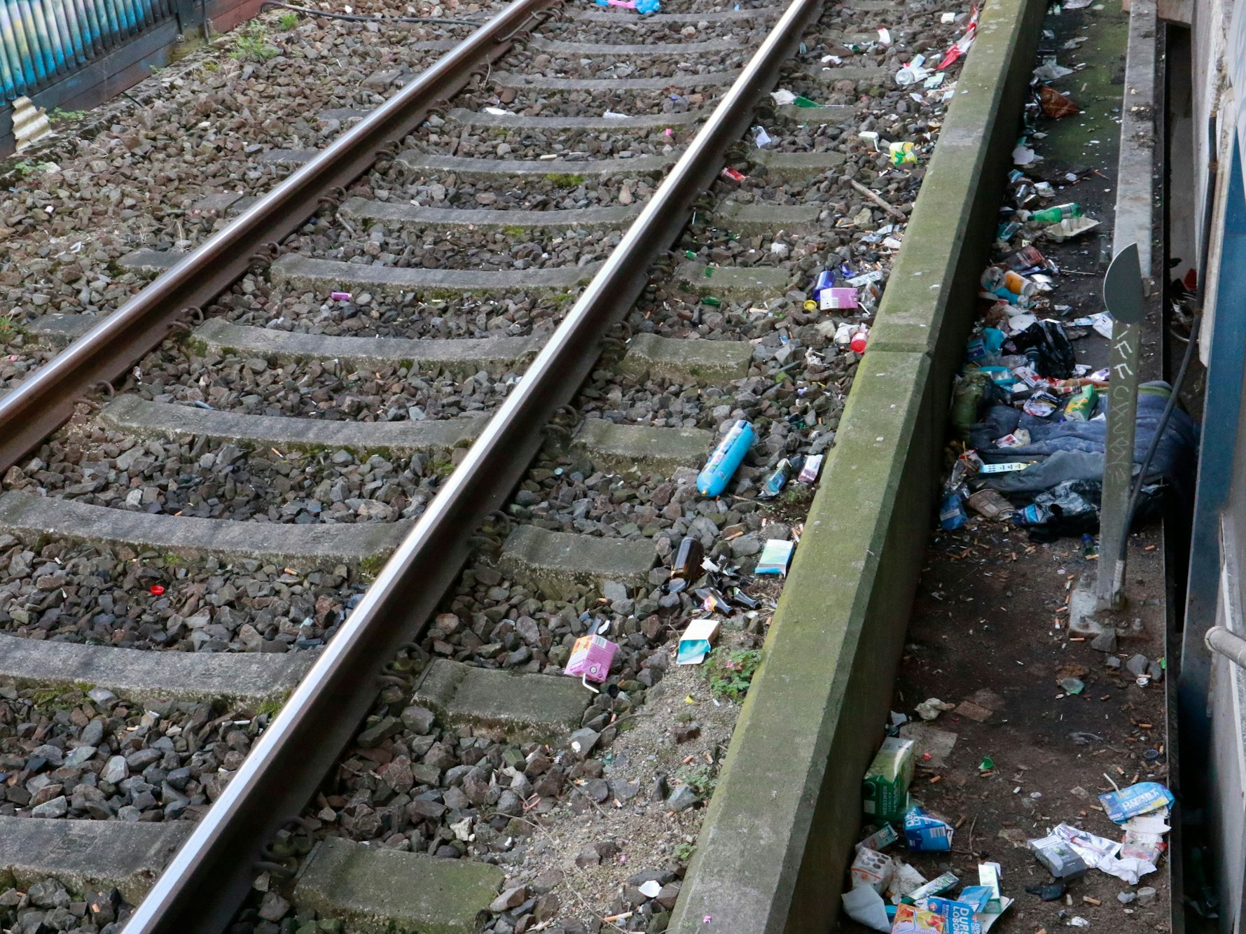 Foto von dem vielen Müll an den Gleisen der Trimbornstraße in Köln.