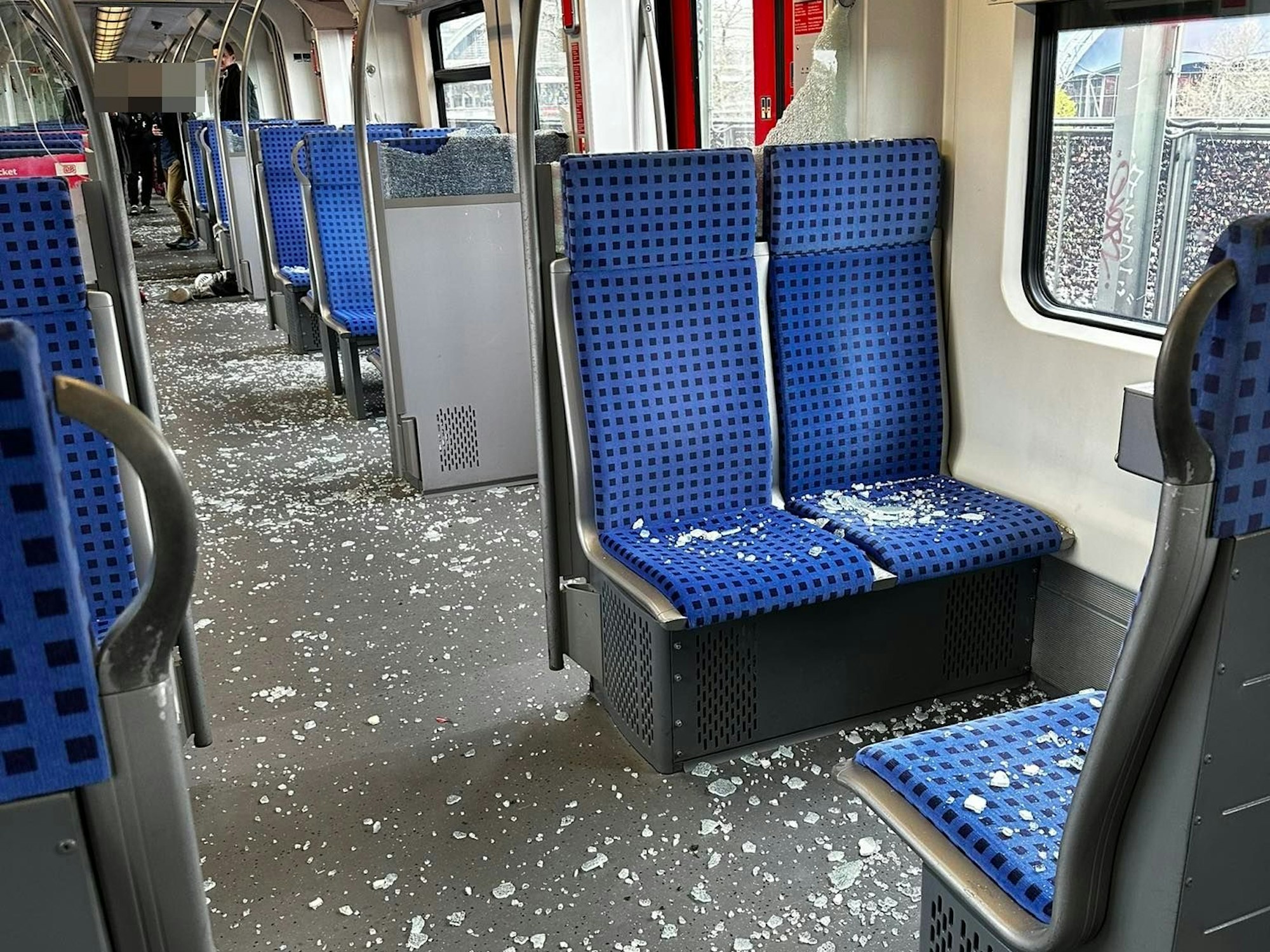 Glasscherben liegen in einem S-Bahn-Abteil
