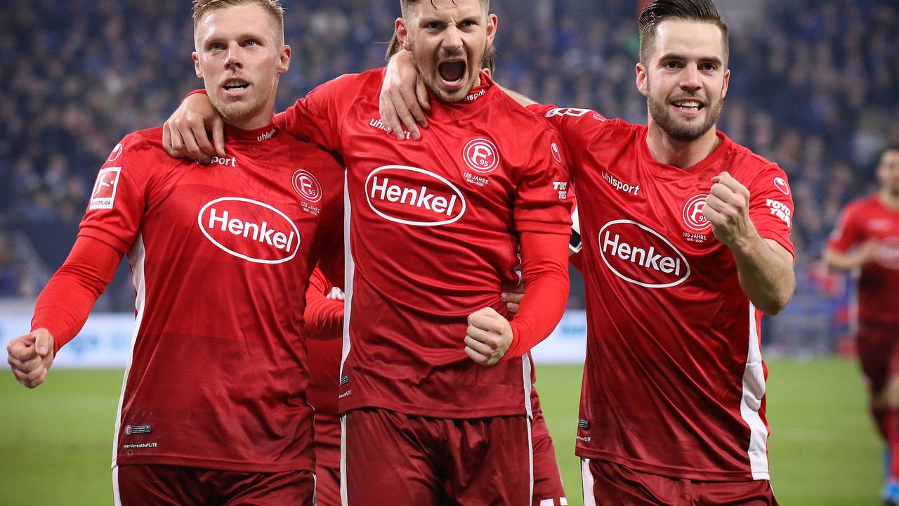 Fortuna Düsseldorfs Rouwen Hennings jubelt nach seinem Tor im Spiel beim FC Schalke 04 mit seinen Teamkollegen Dawid Kownacki und Niko Gießelmann.