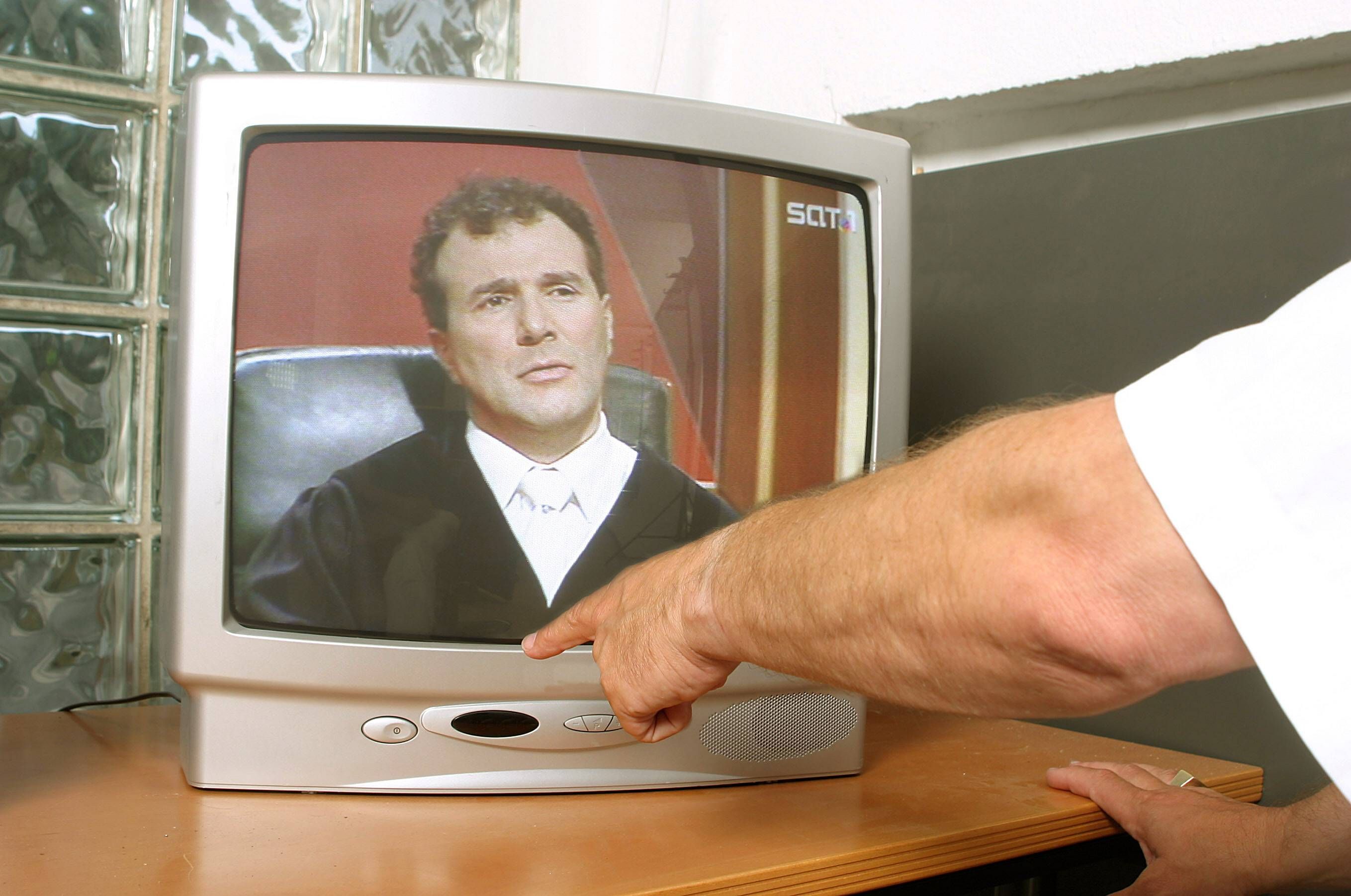 Damals TV-Richter, heute im bayerischen Landtag tätigt: Alexander Hold, hier 2004 in der Sat.1-Sendung „Richter Alexander Hold“ zu sehen.