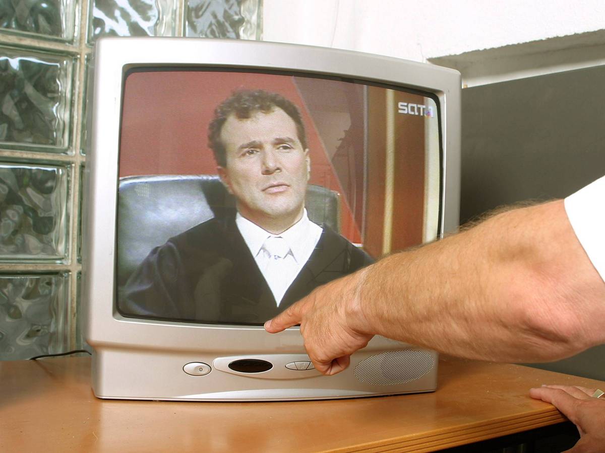 Damals TV-Richter, heute im bayerischen Landtag tätigt: Alexander Hold, hier 2004 in der Sat.1-Sendung „Richter Alexander Hold“ zu sehen.